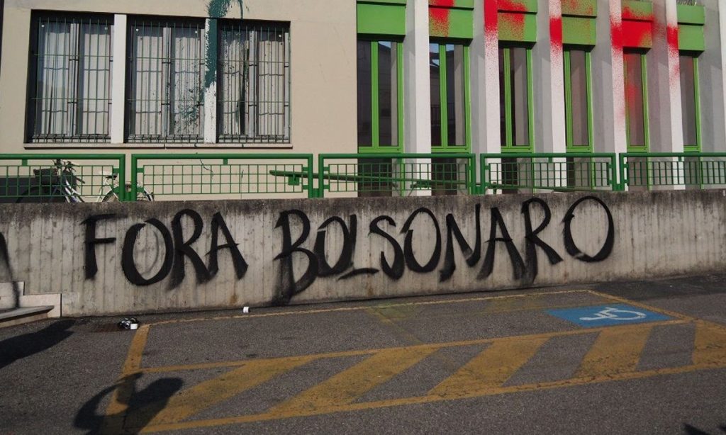 Manifestantes picham prefeitura de cidade italiana que homenageará Bolsonaro