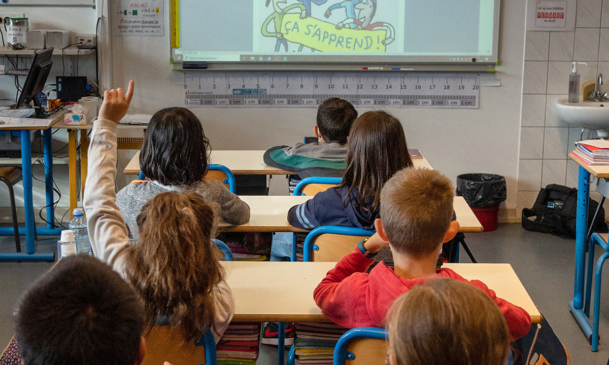 Governo francês lança cartilha para garantir direitos de alunos trans nas escolas