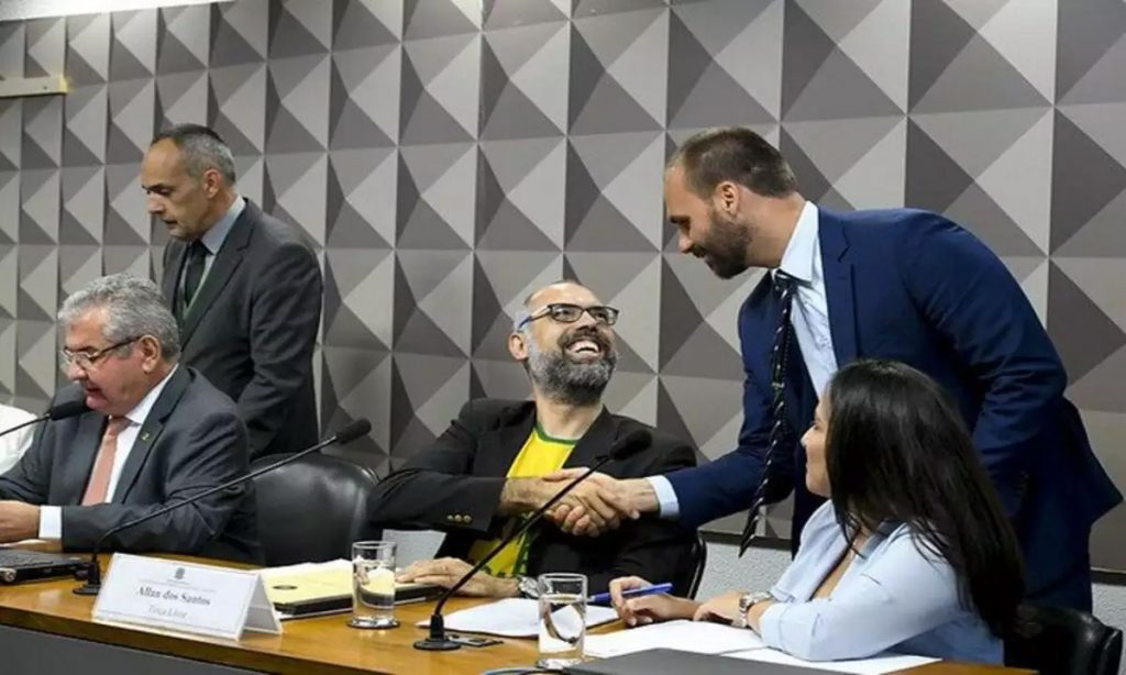 Eduardo Bolsonaro ofereceu ajuda para blogueiro bolsonarista deixar o Brasil, indicam mensagens