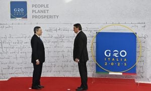 Cúpula do G20: Draghi evita apertar a mão de Bolsonaro e intriga imprensa italiana