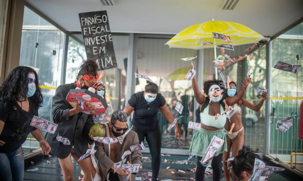 MST faz ‘escracho’ contra Guedes no prédio do Ministério da Economia: ‘Lucra com a fome’