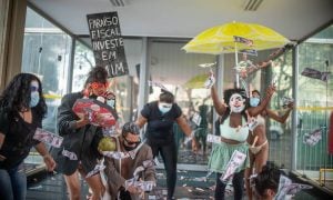 MST faz 'escracho' contra Guedes no prédio do Ministério da Economia: 'Lucra com a fome'