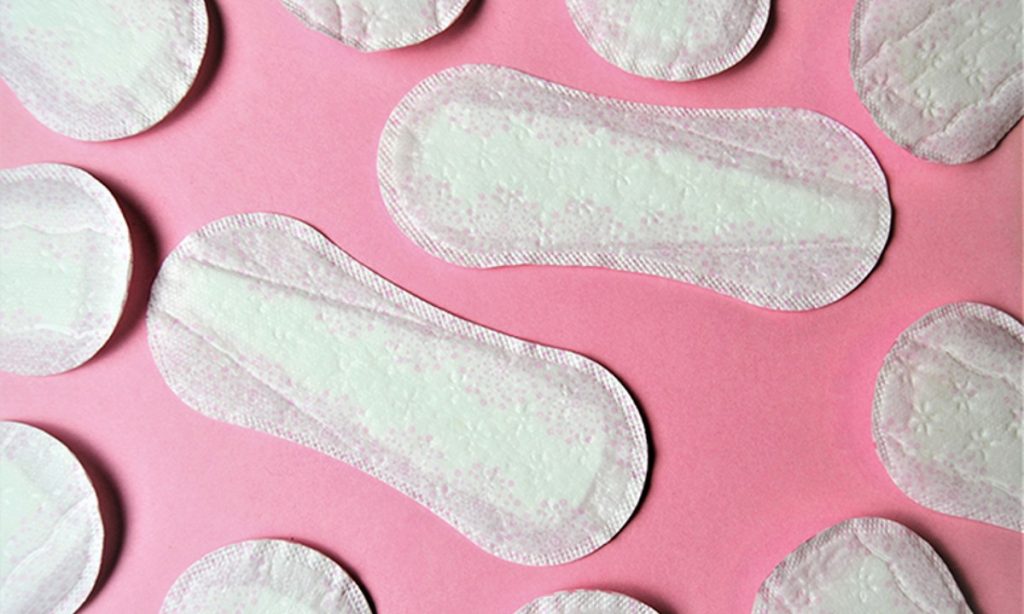 Negar absorventes a quem sofre com pobreza menstrual é um ato perverso e desumano