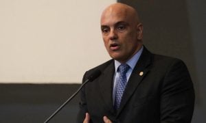 Moraes determina a exclusão de posts de Janones que ligam Bolsonaro a Jefferson