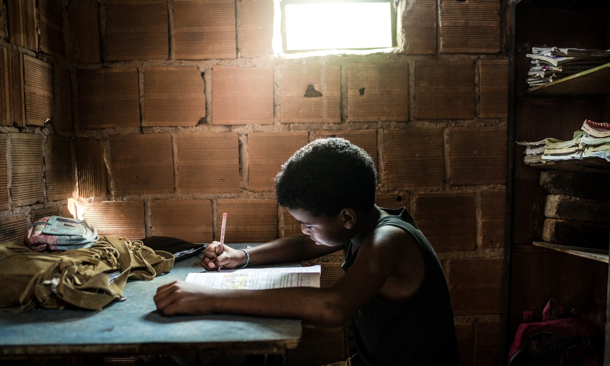 A escola expulsa os meninos negros e os empurra para as cadeias