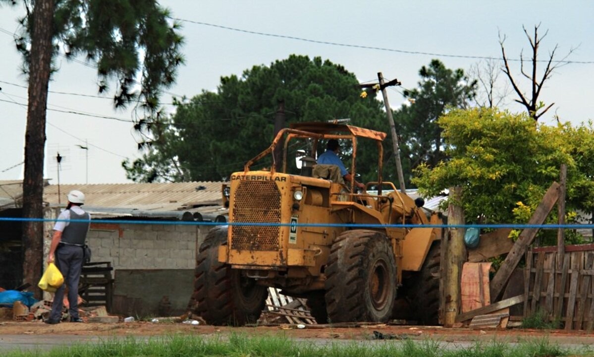 Trator é usado para 'limpar' o terreno após desocupação. Foto: Felipe Milanez 
