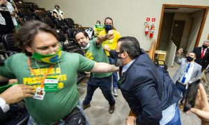Câmara de Porto Alegre suspende sessão após confusão provocada por grupo antivacina