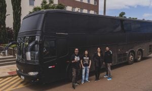 Banda faz sucesso com lives e compra ônibus para shows presenciais
