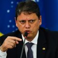 PF investiga mudança de domicílio eleitoral de Tarcísio, candidato de Bolsonaro em SP