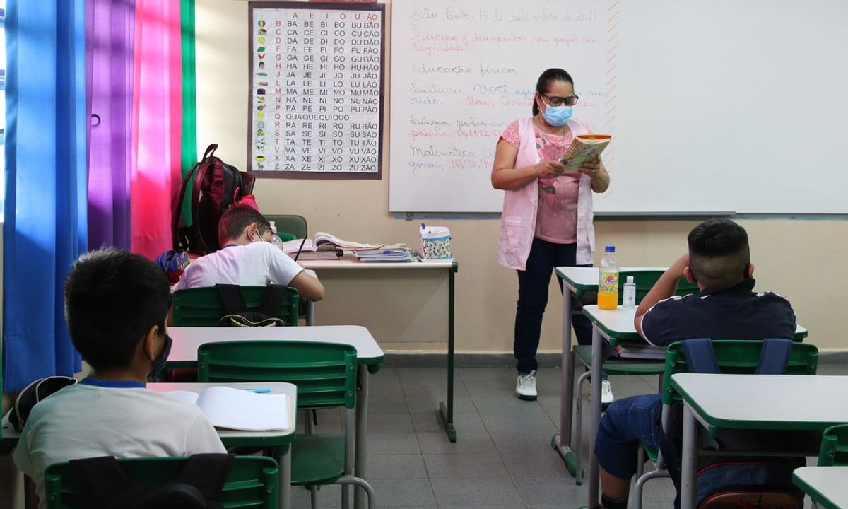 Salas cheias, sem limpeza e distanciamento: volta às escolas em SP preocupa educadores