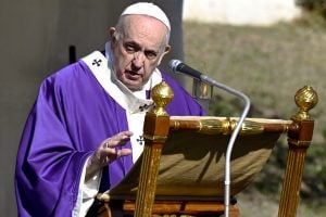 Bento XVI pede perdão a vítimas de abusos, mas nega ter acobertado padres