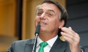 Bolsonaro quer 'pacote de bondades' a PMs e bombeiros antes da eleição