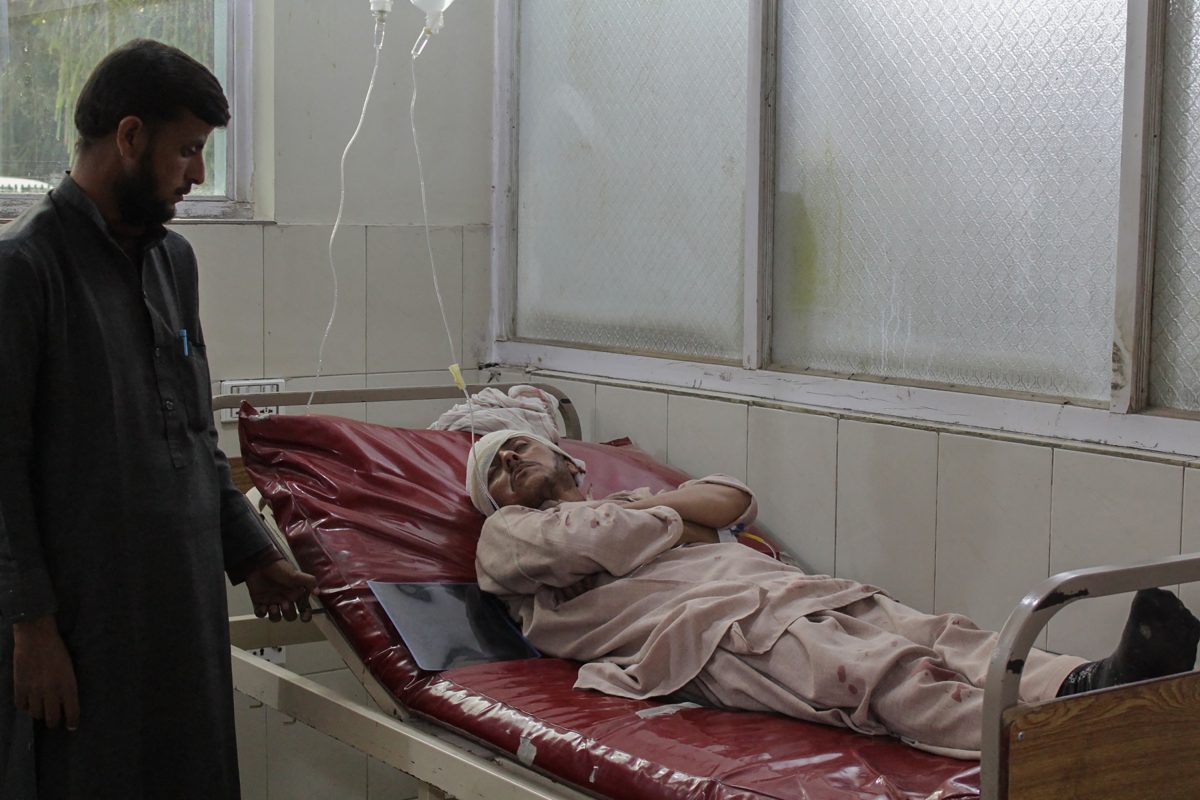 Afegão recebe atendimento médico após explosão em uma mesquita nesta sexta-feira 12.

Foto: AFP 
