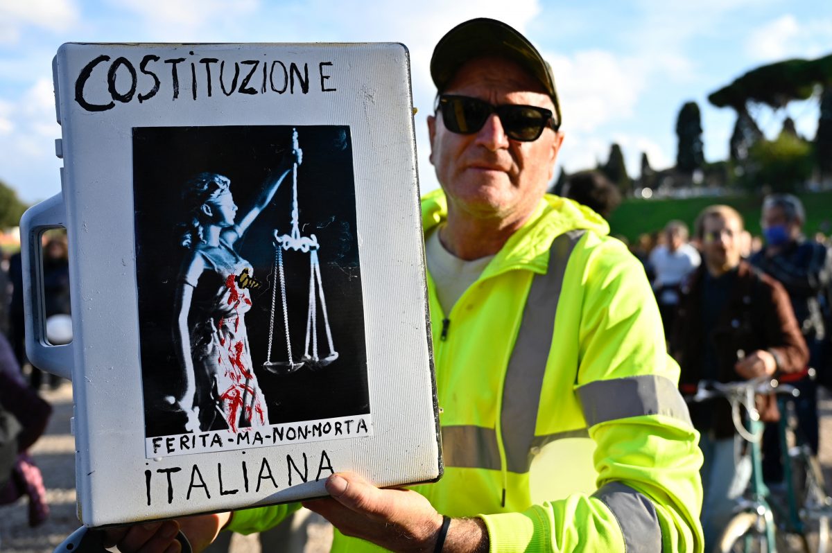 Membro de um grupo antivacina italiano.

Foto: Alberto PIZZOLI / AFP 