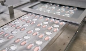 Especialistas criticam acordo da Pfizer por dificultar acesso a tratamento para a Covid