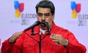 EUA tentam cortar importações da Rússia e mandam delegação para discutir petróleo com Maduro