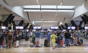 61 passageiros procedentes da África do Sul dão positivo ao coronavírus ao chegarem à Holanda