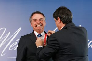 Ministros de Bolsonaro já receberam 115 condecorações militares