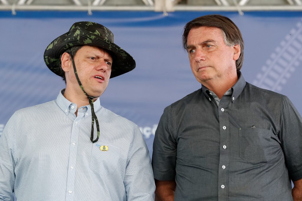 Tarcísio destoa de Bolsonaro em programa de governo e ignora pautas ideológicas
