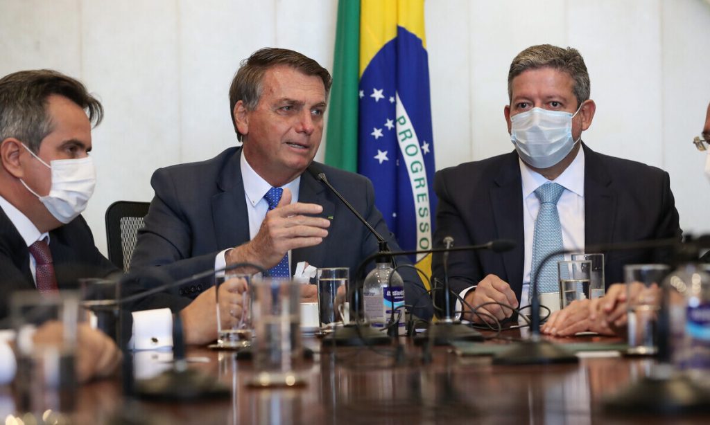 Governo liberou 26 milhões para compra de kits de robótica a escolas sem internet e água, diz jornal