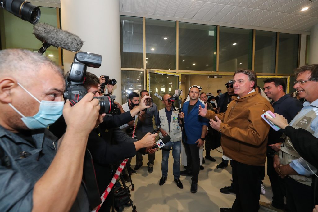 Bolsonaro se irrita com comparações entre viagens dele e de Lula