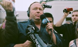 Dono do Infowars é condenado a pagar US$ 965 milhões