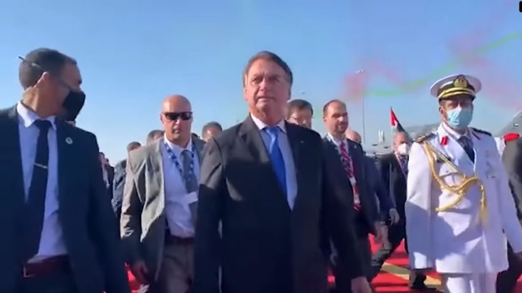 ‘Vão perguntar porque eu tô sem máscara ou não?’, ironiza Bolsonaro em Dubai