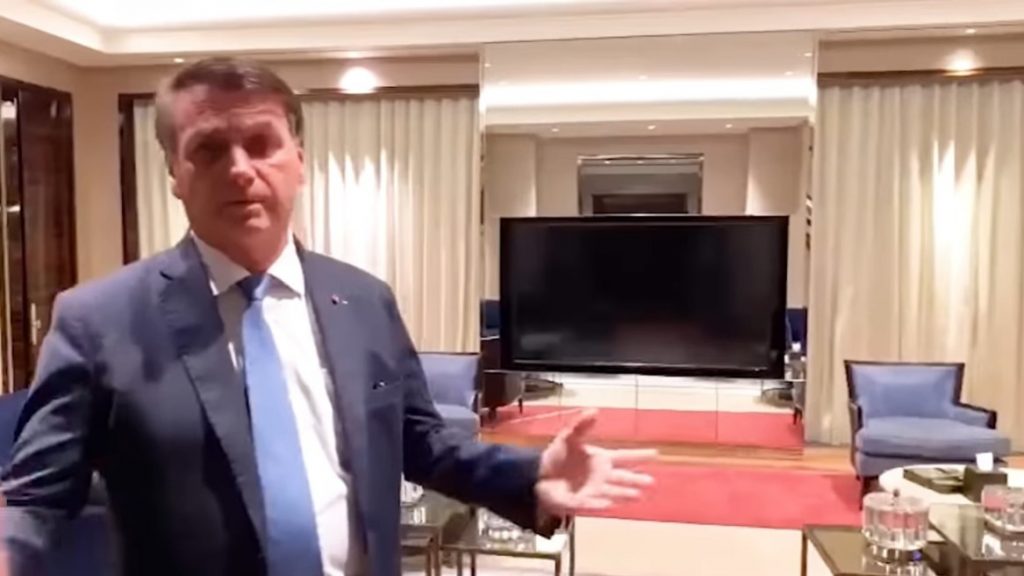 Criticado por viagens, Bolsonaro agradece ‘estadia gratuita’ em hotel de luxo no Bahrein