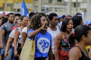 “O Brasil é um país que mata seu povo à bala ou de fome”, diz militante quilombola na França