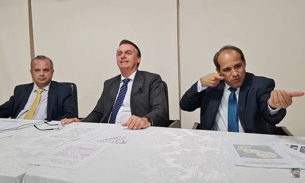 Em live, Bolsonaro diz que tem dois fuzis e estimula o armamento da população