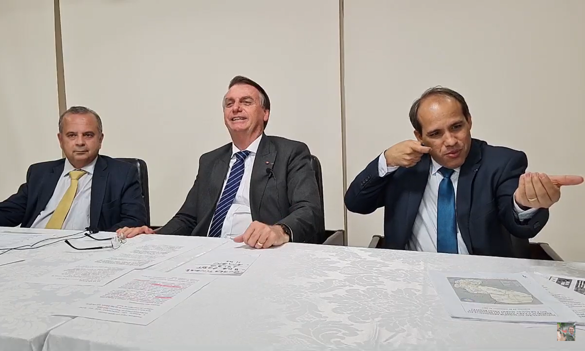 Em live, Bolsonaro diz que tem dois fuzis e estimula o armamento da população