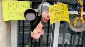 “Não tem pão? Coma osso”: brasileiros fazem novo protesto contra governo em frente à embaixada de Paris
