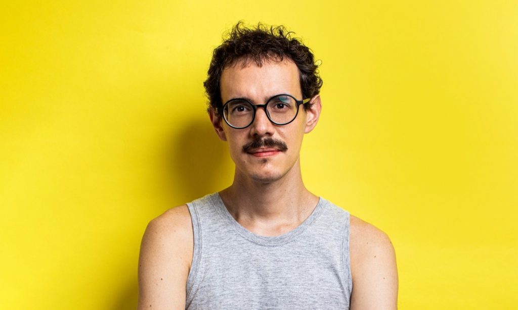 Paulo Ohana expõe com coragem temática homoafetiva em álbum