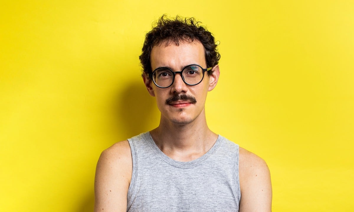 Paulo Ohana expõe com coragem temática homoafetiva em álbum
