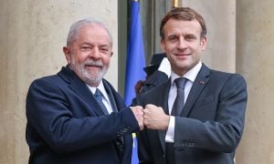 Lula conversa com Macron por telefone e reforça convite para visita ao Brasil