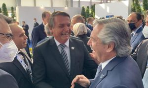 Dias após sorrir com Fernández no G20, Bolsonaro volta a atacar a Argentina