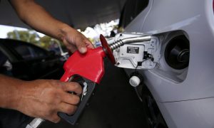 Gasolina sobe pela 5ª semana seguida e máxima chega a 8 reais por litro