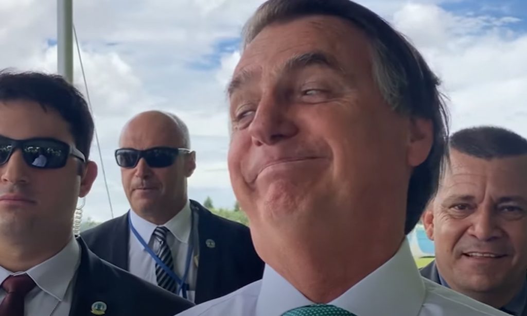 ‘Acham que se o cara voltar vai ter gasolina a 3 reais’, diz Bolsonaro sobre Lula