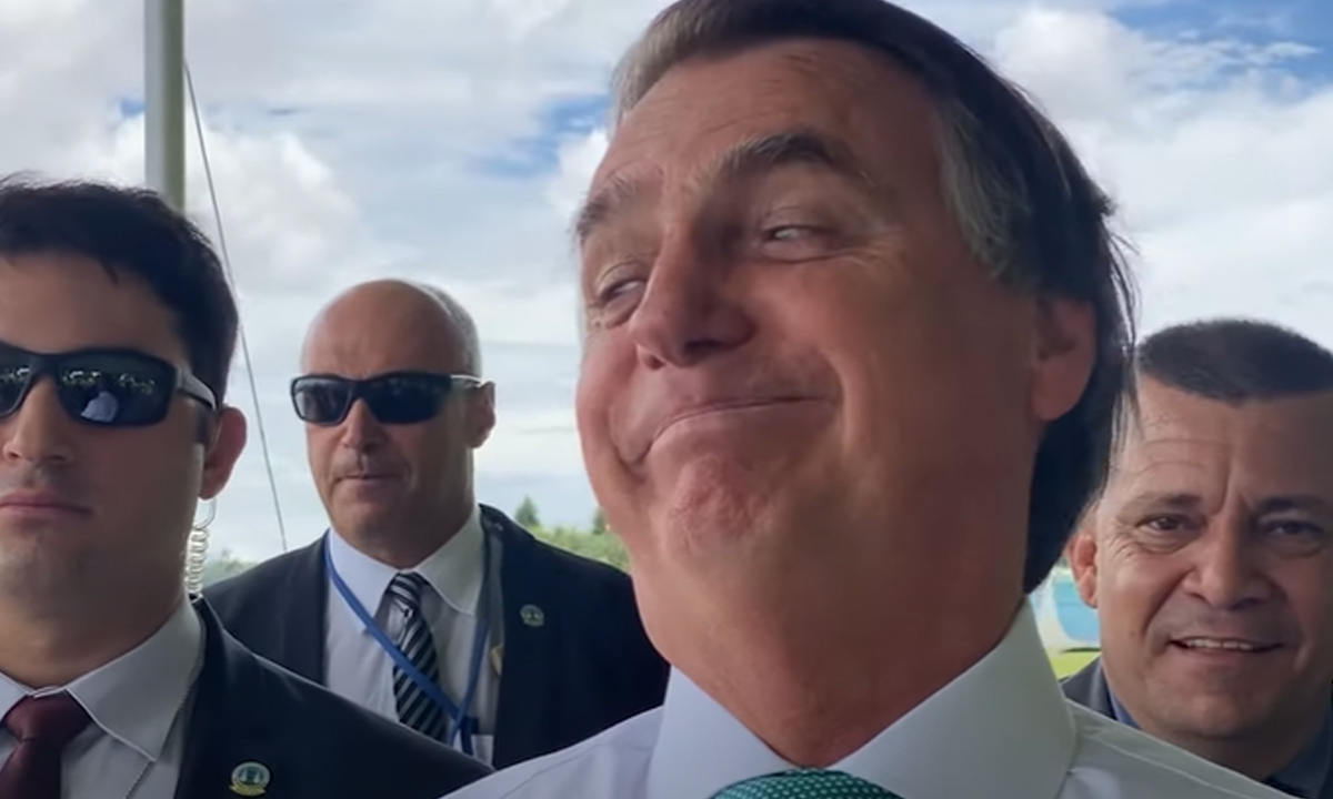 ‘Acham que se o cara voltar vai ter gasolina a 3 reais’, diz Bolsonaro sobre Lula
