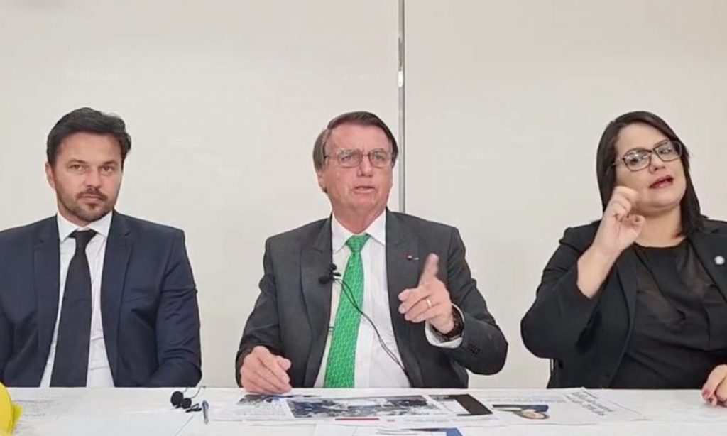‘Estou sem saco’, diz Bolsonaro ao encerrar live ‘morna’