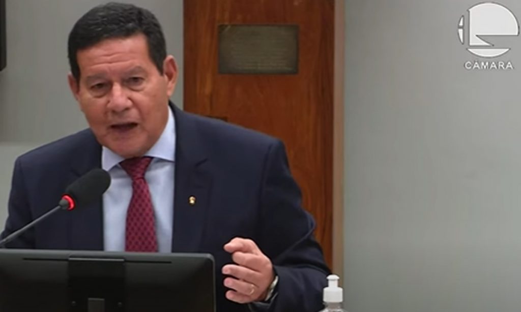 Mourão vai à Câmara e pinta Bolsonaro como vítima por críticas: ‘Stalin seria democrata se fosse contra ele’