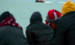 Canal da Mancha registra chegada de 872 migrantes em um único dia, um novo recorde em 2023