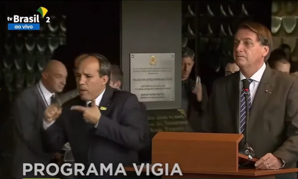 Bolsonaro volta a defender excludente de ilicitude: ‘Se aprovar, eu boto a farda e vou à luta’