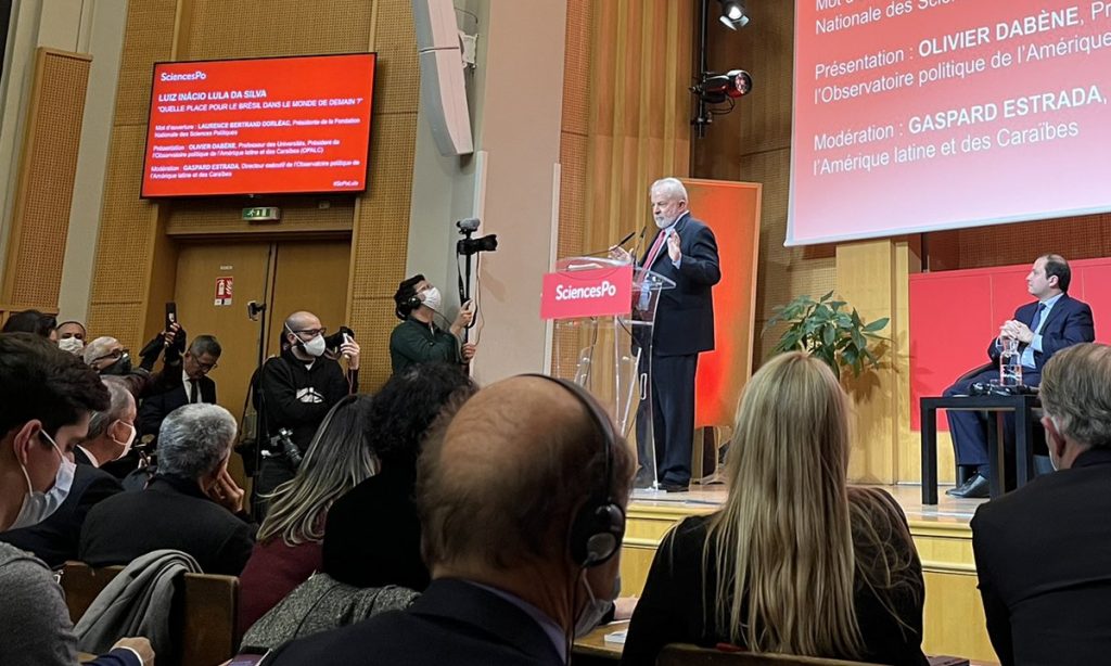 ‘Só o povo brasileiro pode dar o impeachment em Bolsonaro’, diz Lula em Paris