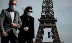 5ª onda: Holanda decreta toque de recolher e Paris volta a exigir máscara ao ar livre