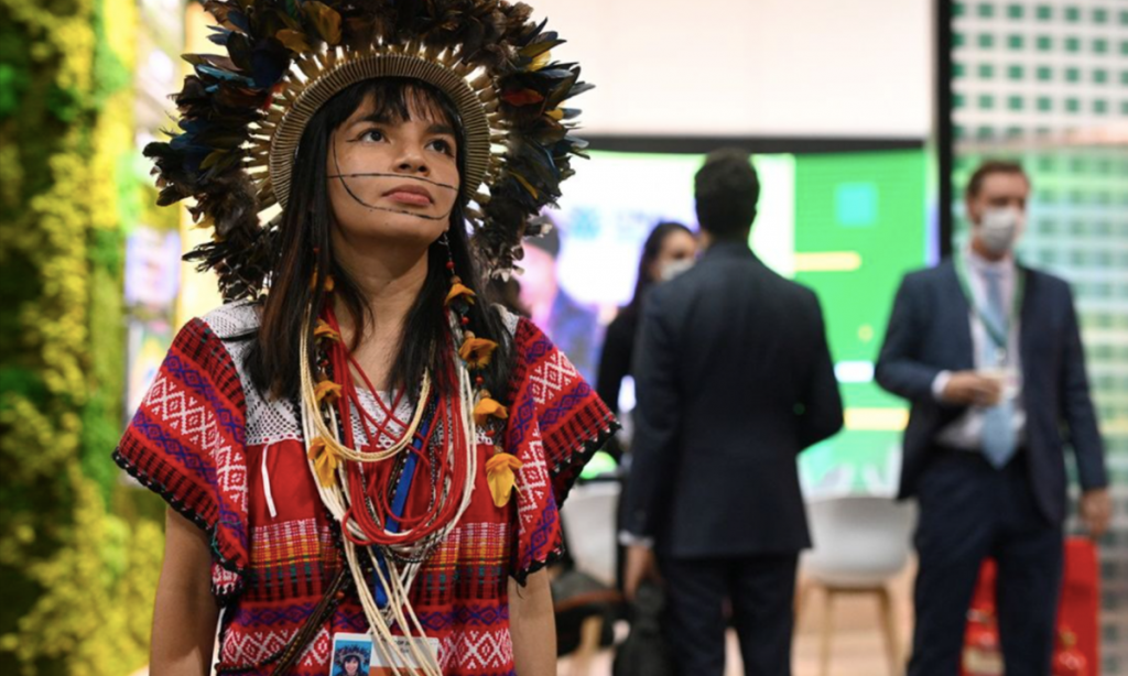 Jovem indígena brasileira discursa na COP26