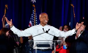Afro-americano eleito prefeito de Nova York promete solucionar violência e combater divisões