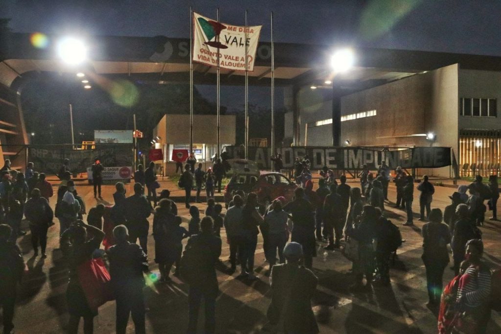 Protesto do MST pelos 6 anos de impunidade em Mariana paralisa sede da Samarco
