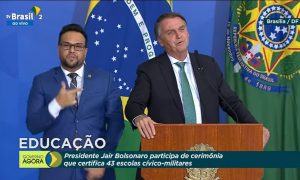 'Se alguma autoridade fizer algo de errado, o caos pode se instalar no Brasil', diz Bolsonaro