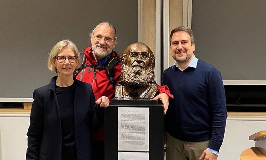 Professores da Universidade de Cambridge diante do busto de Paulo Freire Foto: Reprodução / Instagram 